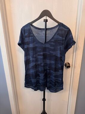 Lucky Brand Camo V Neck Tee Blue Black Short Sleeve Soft Shirt Size Large
